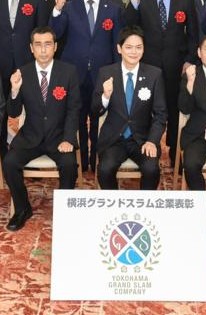 グランドスラム記念写真山中市長と大久保社長